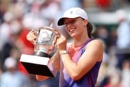Swiatek lifts the 2024 French Open women's singles trophy.
